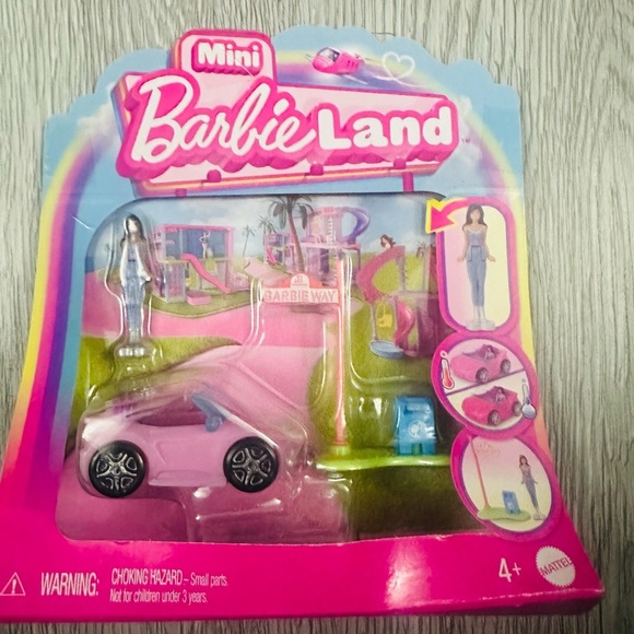 Barbie Mini Barbieland Play set + 1.5 Inch Doll & Color Changing Convertible NEW - Picture 2 of 3